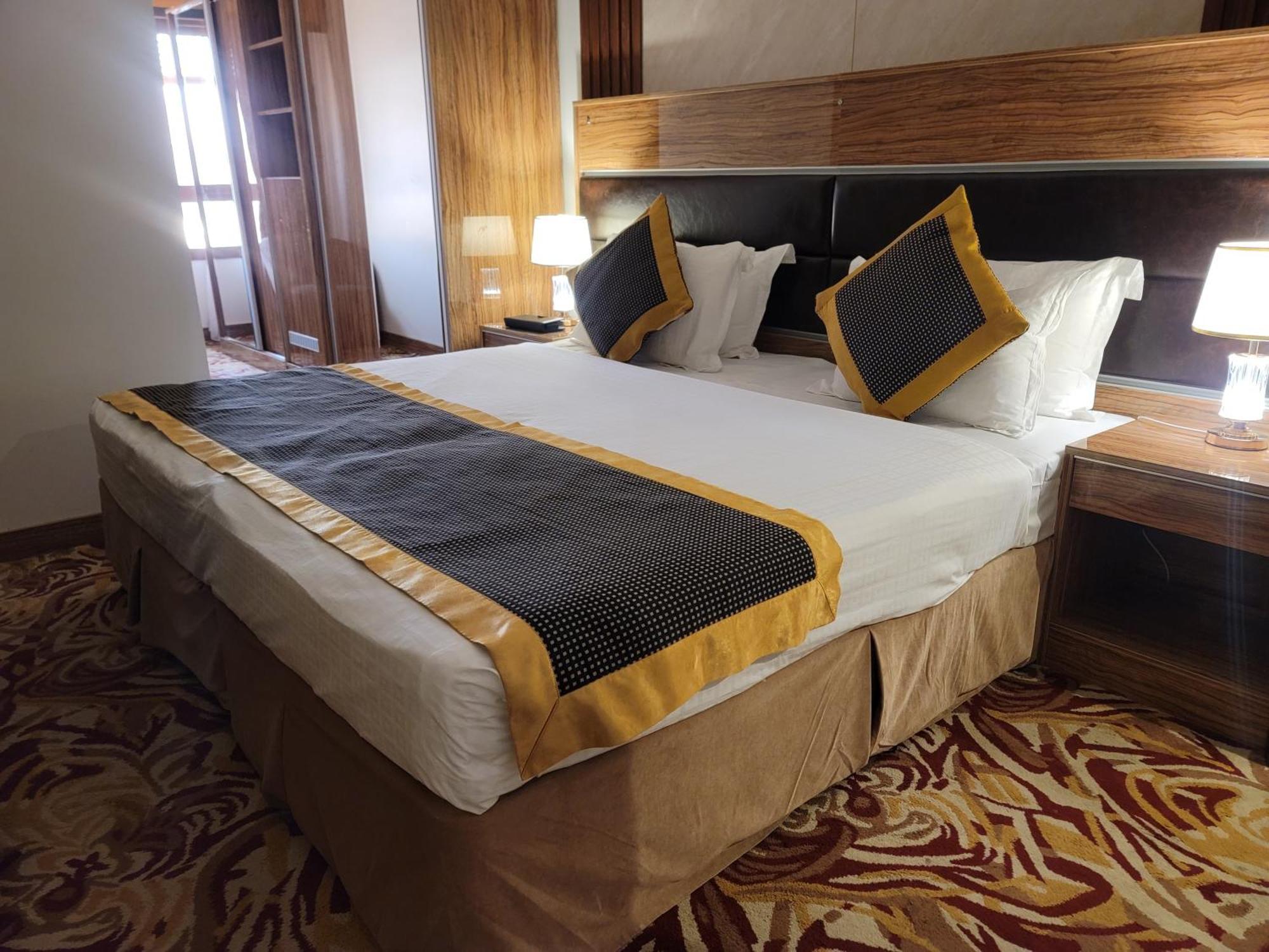 Golden Tulip Al Shakreen Медина Экстерьер фото